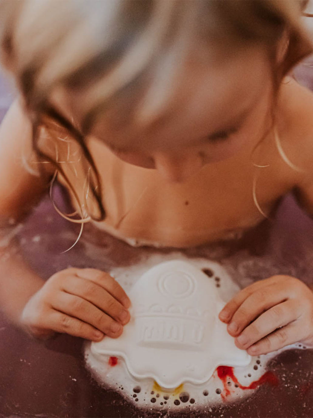 Regenbogenwolken für Kinder beim Baden