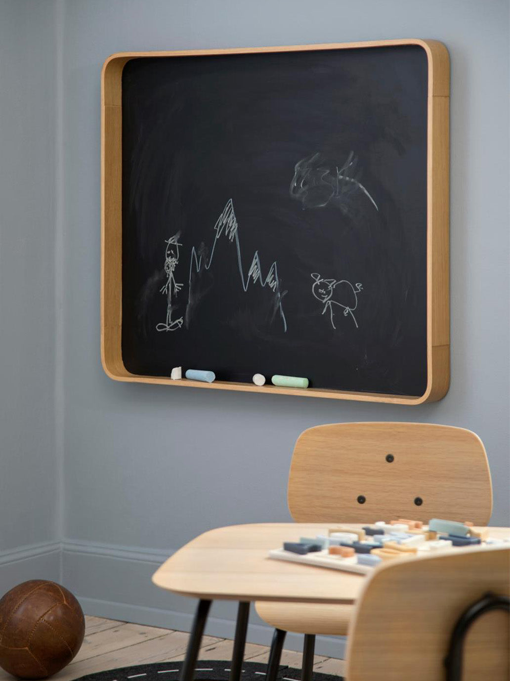 Tableau noir pour écrire à la craie dans un cadre en bois