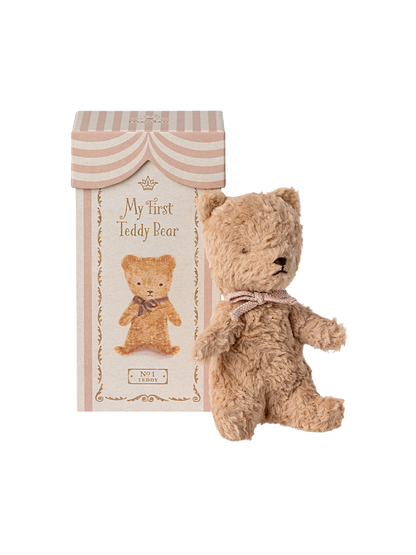 Der erste Teddybär in einer Geschenkbox