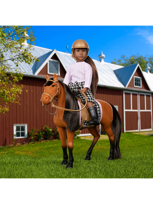 Une petite poupée jockey avec un cheval