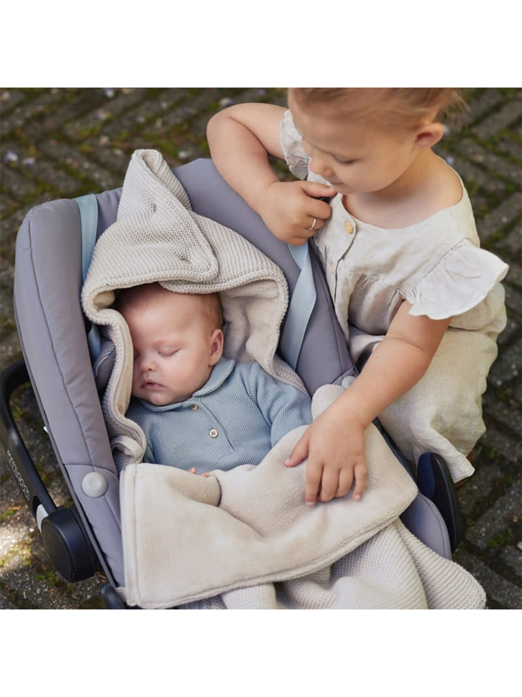 Un sac de couchage pour un siège et une poussette