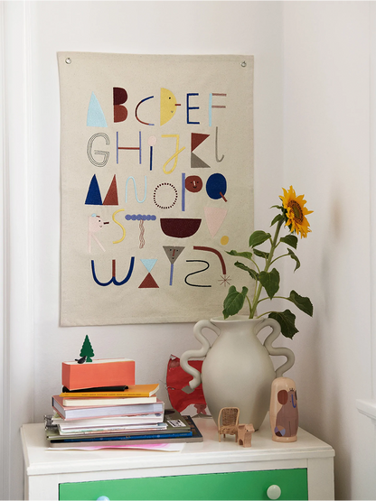 Stoffbesticktes Poster mit dem Alphabet