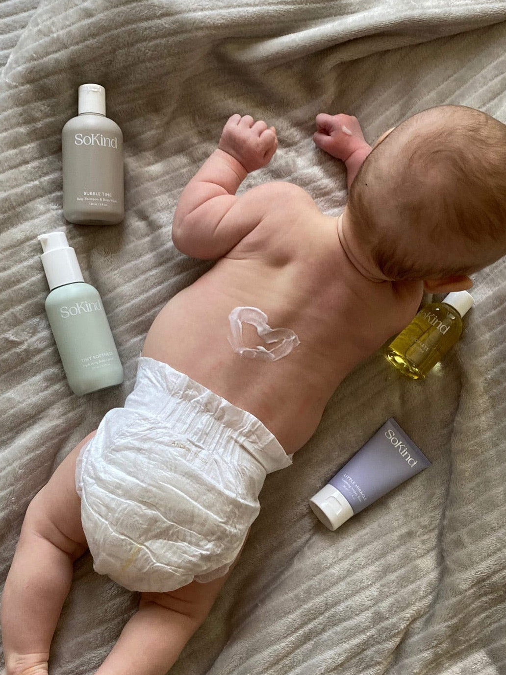 Cher kit de soins pour bébé dans une valise