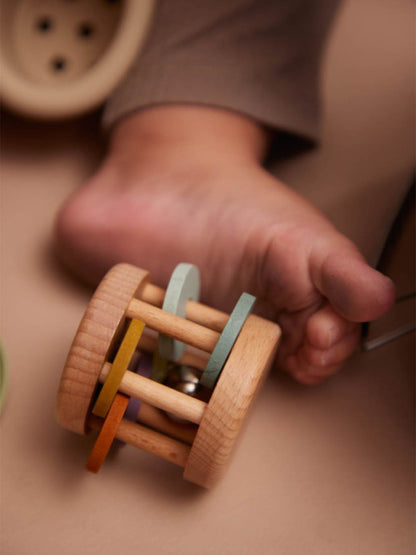 Jouets sensoriels en bois dans un coffret