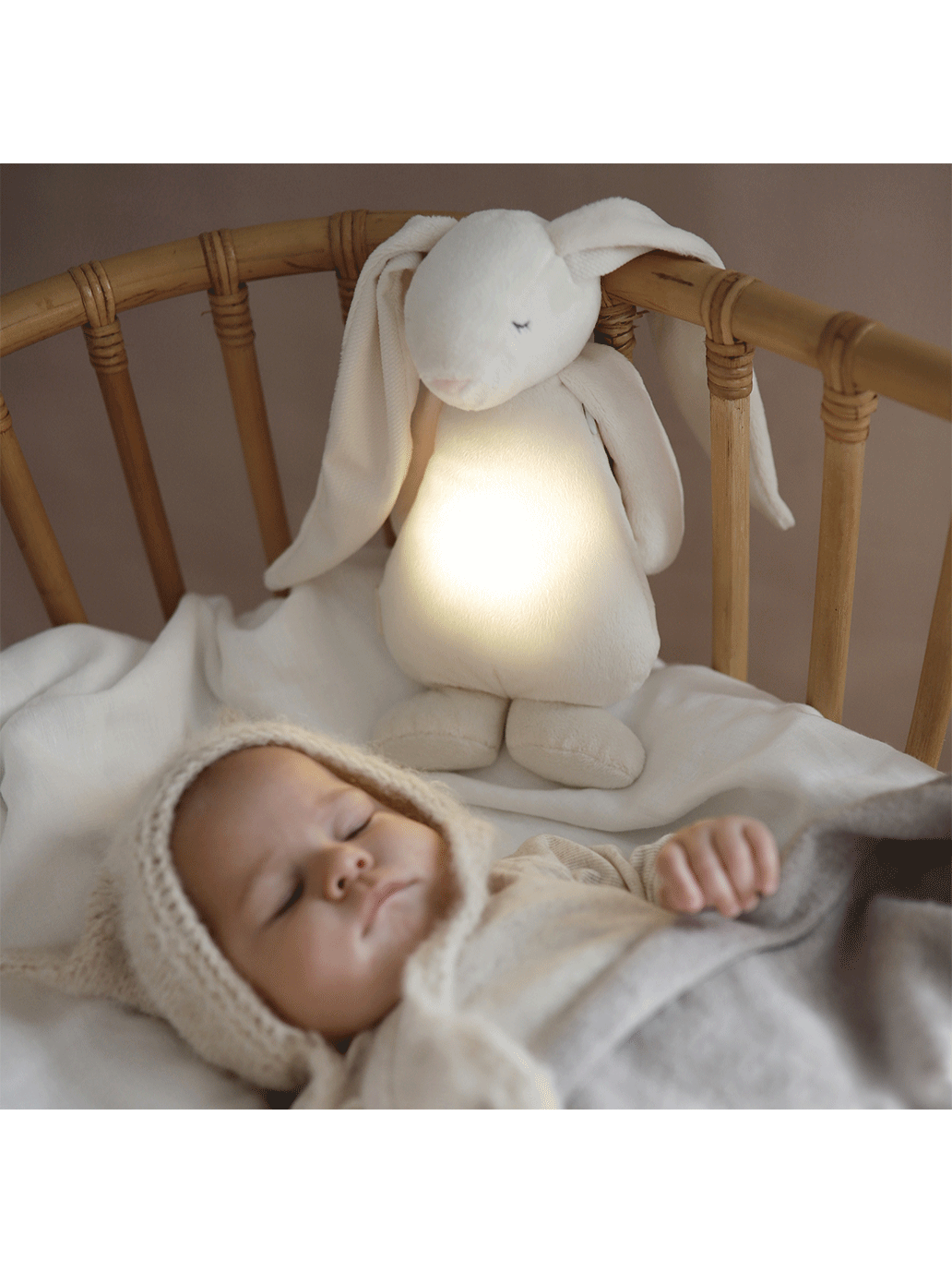 summender Hase mit einer Nachttischlampe