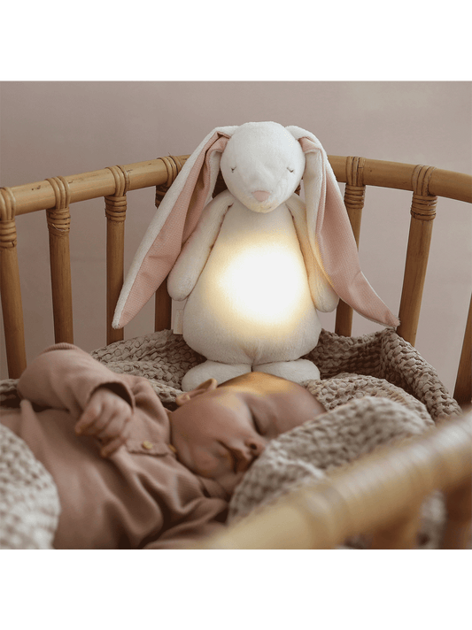 summender Hase mit einer Nachttischlampe