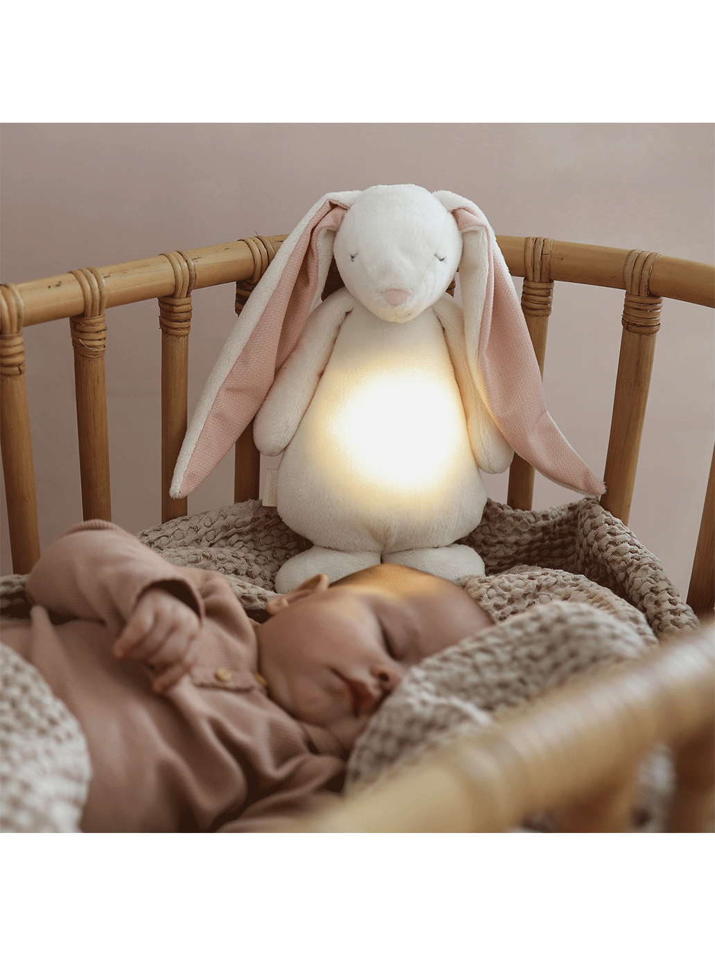 summender Hase mit einer Nachttischlampe