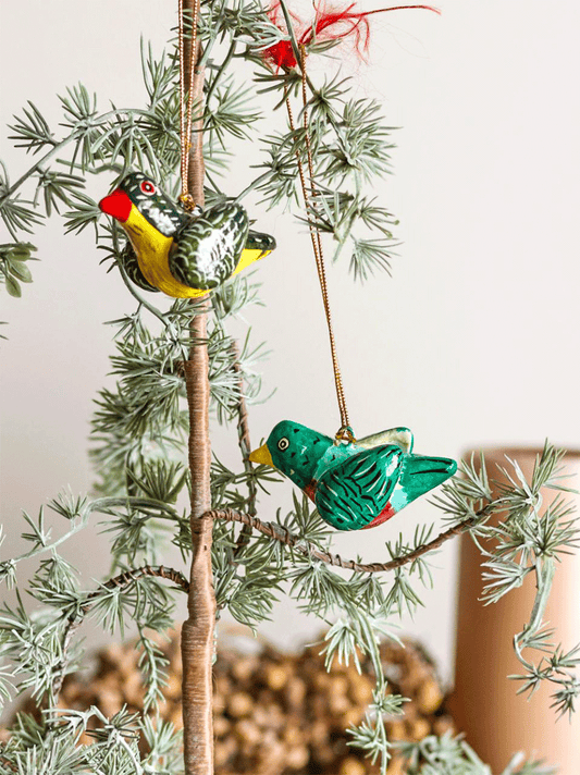 Pappmaché-Ornamentset „Carmela Birds“.