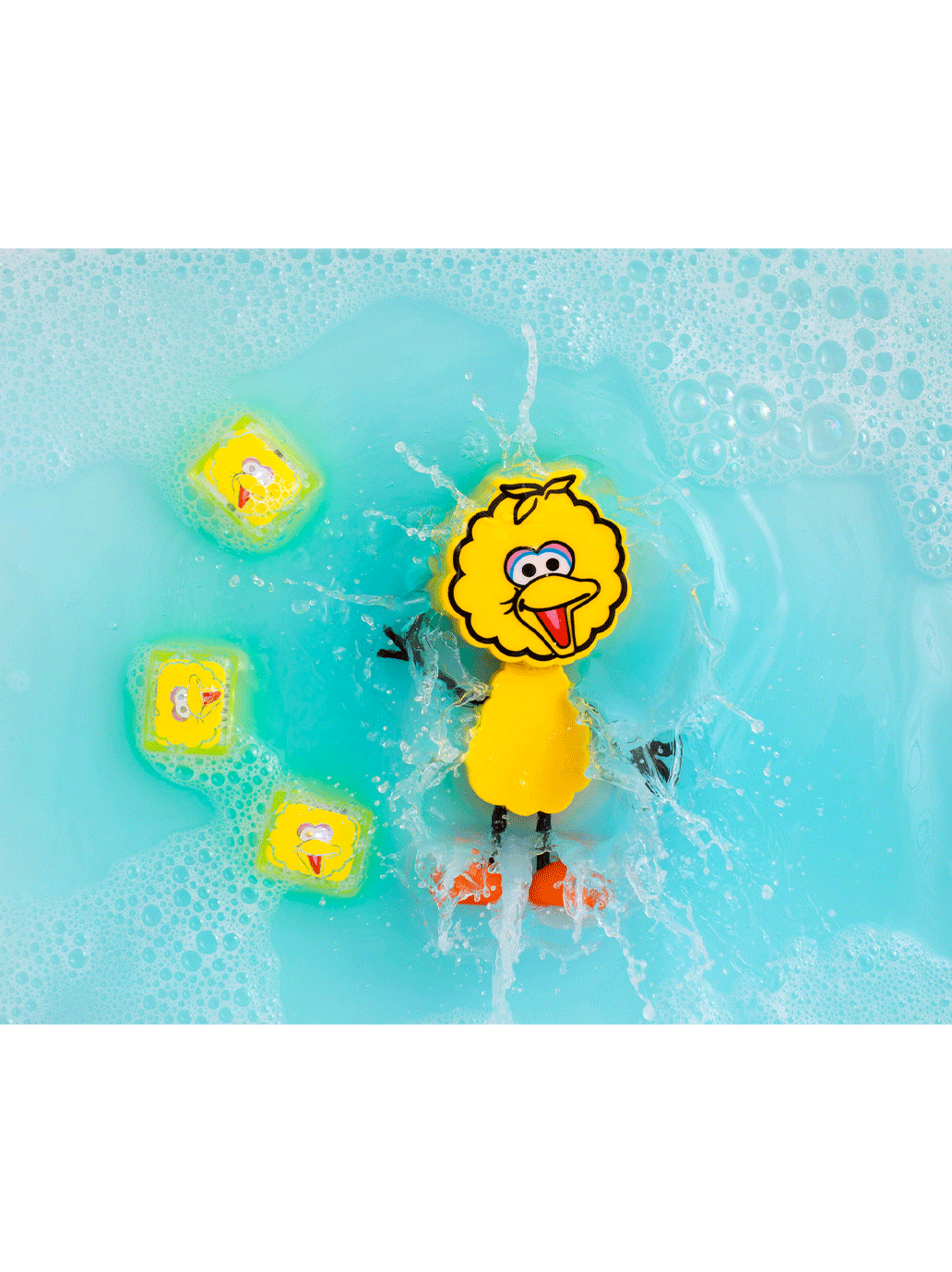 Cubes sensoriels brillant dans l'eau avec une figurine de Sesame Street