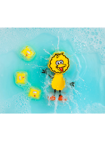 Cubes sensoriels brillant dans l'eau avec une figurine de Sesame Street