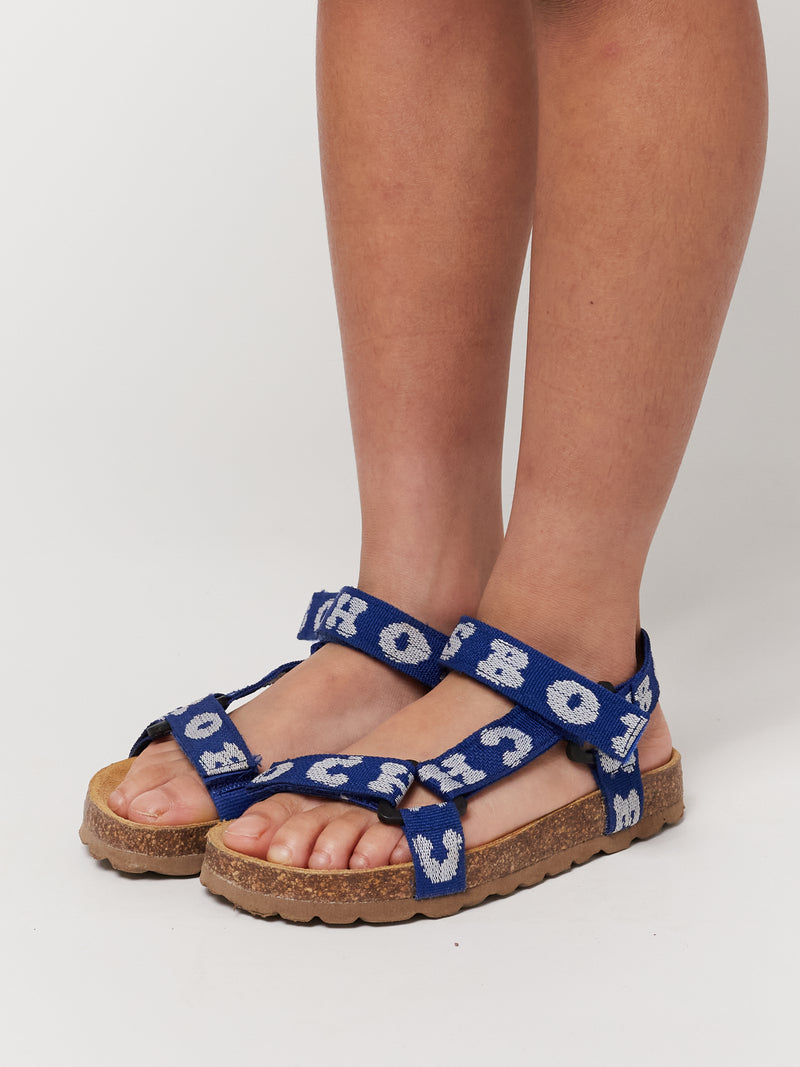 Bedruckte blaue Sandalen von Bobo Choses