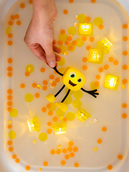 Cubes lumineux sensoriels avec un jouet