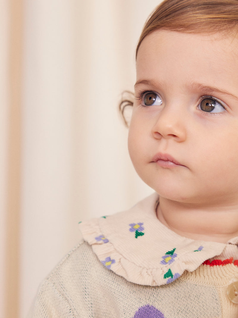 Bluse mit Blumenmuster und Baby-Stiefmütterchen