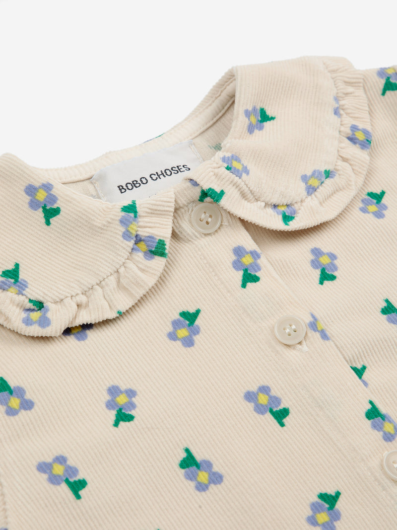 Bluse mit Blumenmuster und Baby-Stiefmütterchen