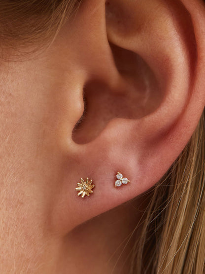 Boucle d&#39;oreille à tige avec trio de diamants