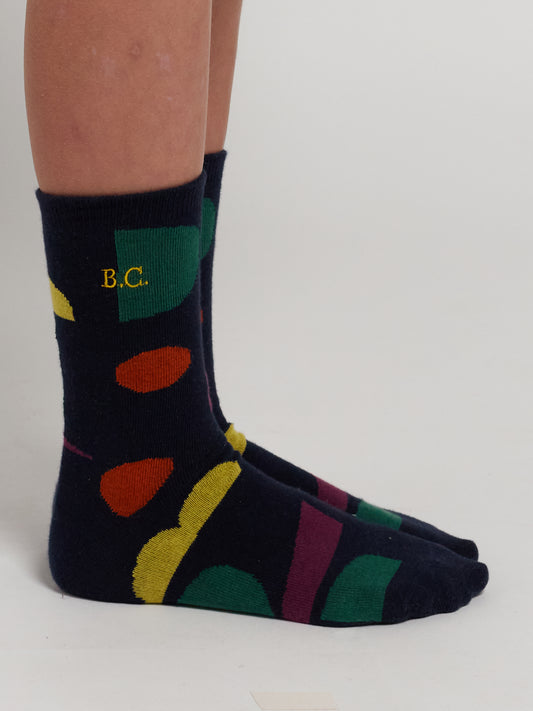 Lange Socken mit mehrfarbigen Formen