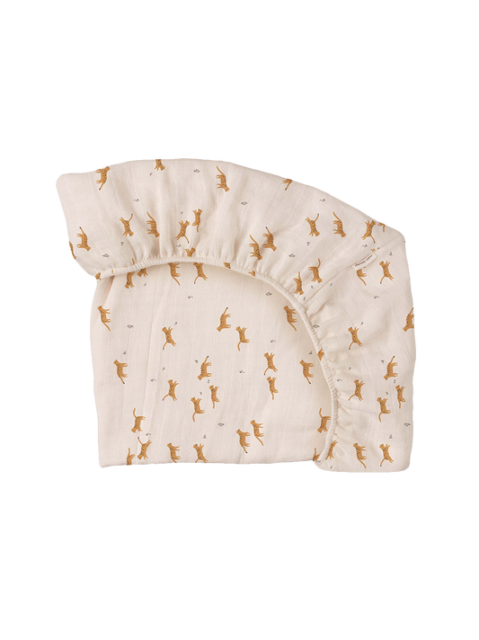 un drap en mousseline pour lit bébé